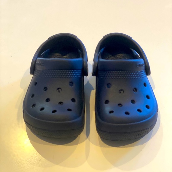 NWOT SZ 6 NAVY BLUE CROCS - Picture 2 of 3